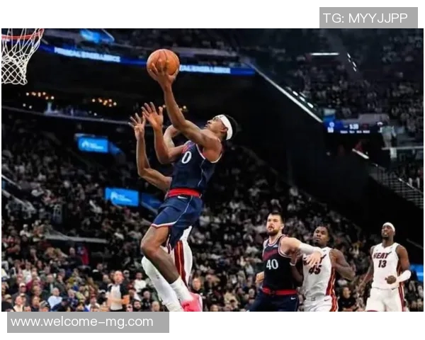 鲍威尔半场表现惊艳12投6中轻松砍下18分助球队争夺胜利