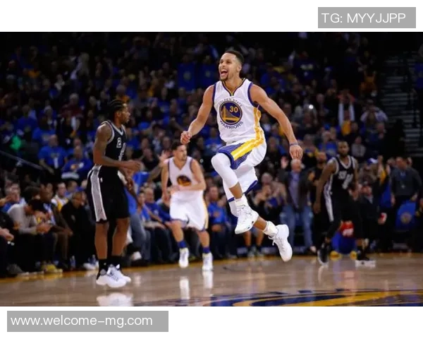 库里穿安踏鞋引发克莱赞叹希望他能赢但也表示敬意